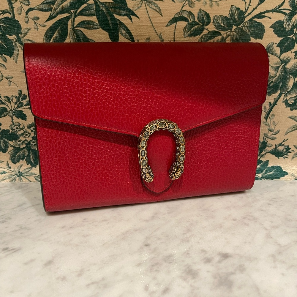 GUCCI wallet on a chain